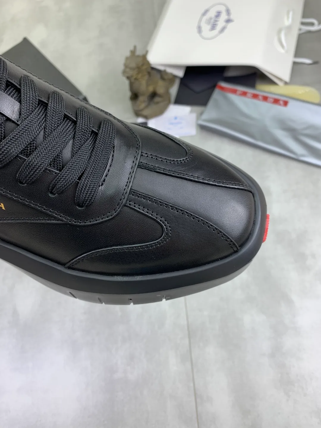 Men's shoes 💰P600💰[New model] The top version is available on the official website, 🆘 The trendy brand (Prada) mainly promotes the popular model, avant-garde and versatile fashionable men's shoes, private version mold opening, cowhide surface splicing 1:1.. Fashionable and simple, original imported cowhide lining cowhide feet; the atmosphere and personality are more fashionable, eye-catching and pursuing class. It will subvert the old idea and be a must-have for fashion trendsetters with you! Must keep it for yourself! Tall and comfortable, large and low, high-end quality workmanship. The new high-end outsole on the official website. Size: 38-45. Available in black and white.